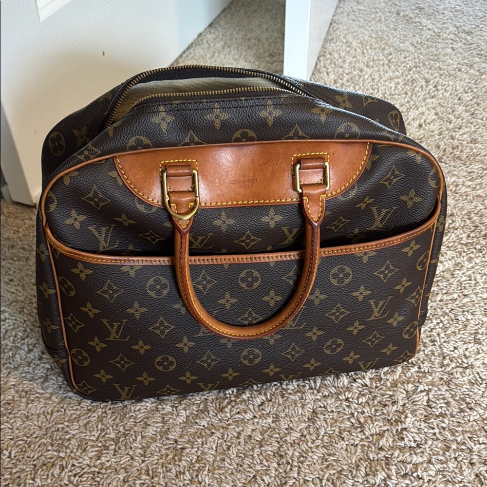 Louis Vuitton bag authentic with nr (see picture)